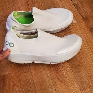 Womans OOFOS OOmg eeZee White Low Top Slip Ons Size 7